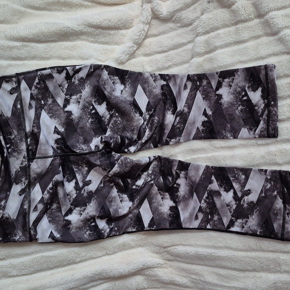2 Fila,1 Calvin Klein, 1 Ideology, Workout Capris Bundle, Women Size Medium. - Picture 8 of 11